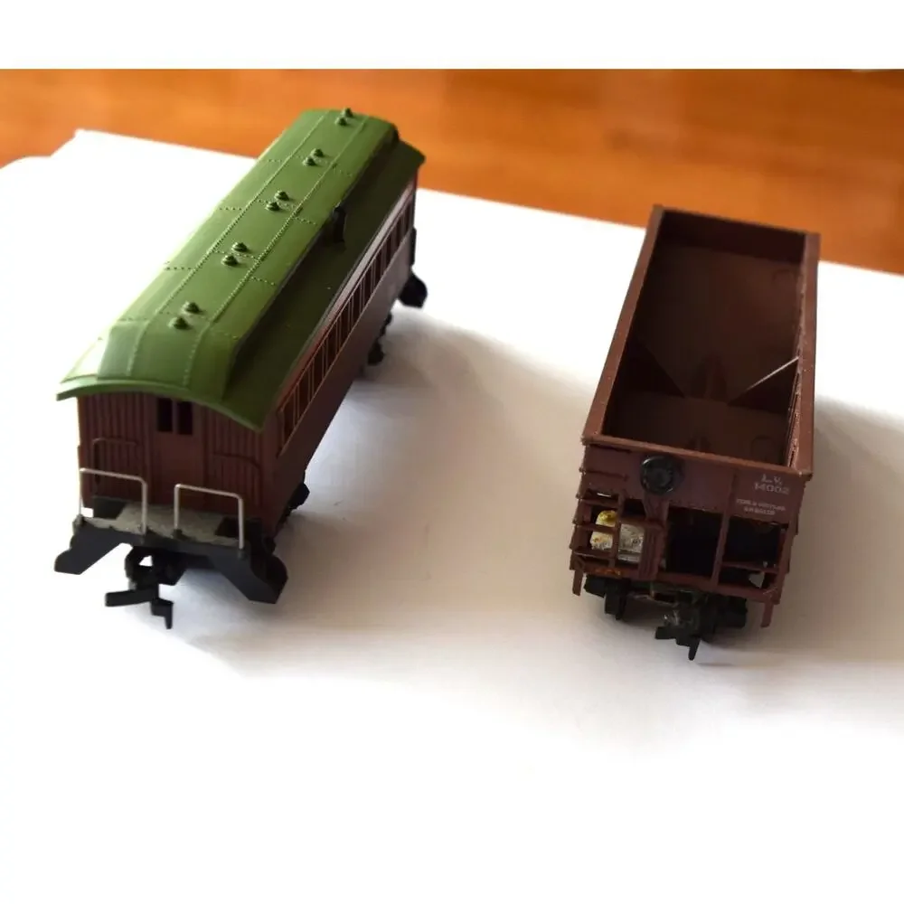 Vintage HO Scale Train Cars Lot of 2 Athearn Lehigh Valley Santa Fe Passenger